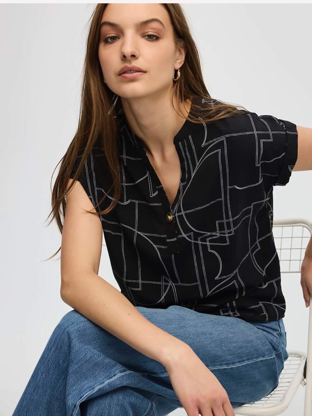REITMANS Women's Black Geometric Print Split-Neck Top Blouse